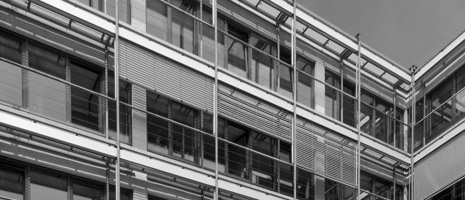 Moderne Glasfassade eines Bürogebäudes in Schwarzweiß